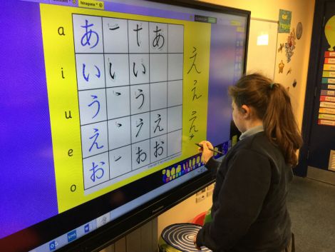 Writing 'e' in hiragana.
